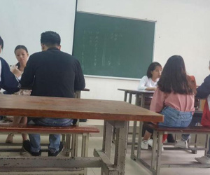 Vì sao sinh viên 'cắn răng' đóng tiền 'chống trượt' tiếng Anh?
