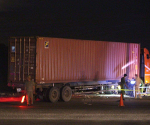 Bình Dương: Bé gái 6 tuổi chết thảm dưới gầm container, người dân phải dùng xẻng xúc đất đưa thi thể bé ra ngoài