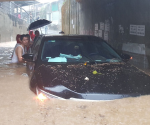 Ngập lụt kinh hoàng ở TP.Nha Trang: Ô tô 'bơi' như tàu ngầm, đồ vật trong nhà chìm trong biển nước