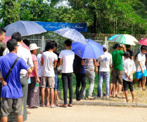 Sốt vé trận gặp Việt Nam, CĐV Myanmar xếp hàng nhiều giờ giữa trưa nắng để chờ mua vé