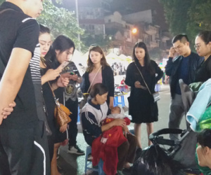 Bé gái 1 tháng tuổi hàng đêm phải đắp chăn nằm vỉa hè chợ Đồng Xuân chờ mẹ kiếm ăn