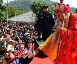 'Đường Tăng' chạy show, hát hội chợ với cát xê bèo bọt: Lý do khiến nhiều người chua xót