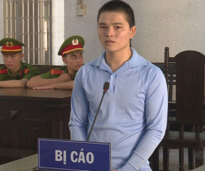 Hiếp dâm xong nằm chờ bố nạn nhân về để rủ đi nhậu