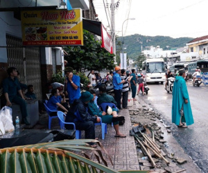 Mưa lũ, sạt lở kinh hoàng ở Nha Trang: Người dân dùng tay đào bới tìm thi thể bé trai và người phụ nữ trong đống đổ nát