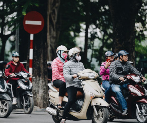 Ngày mùa đông chính thức 'chạm ngõ' miền Bắc, người dân Hà Nội mặc áo ấm xuống phố