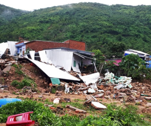 Nha Trang tan hoang sau trận sạt lở làm 12 người chết