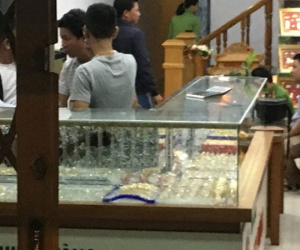 NÓNG: Táo tợn dùng búa xông vào cướp tiệm vàng