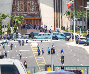 Binh sĩ, cảnh sát Papua New Guinea tấn công quốc hội, đòi tiền phục vụ APEC
