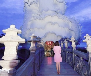 Hớn hở đăng ảnh đẹp khi đi chùa, cô gái bất ngờ nhận một đống gạch đá của cư dân mạng chỉ vì...