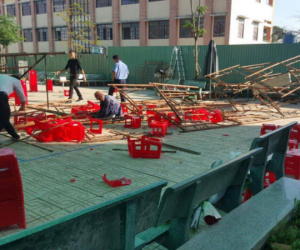 Sập giàn giáo trong lúc làm lễ 20/11 tại trường tiểu học ở Sài Gòn, hàng chục học sinh nhập viện cấp cứu