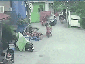 Video Ô tô đột ngột tông thẳng vào hàng nước ven đường, dân xúm vào nâng bánh xe cứu người