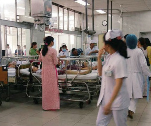 Vụ sập giàn giáo khi dự lễ 20/11 ở Sài Gòn: Nhiều học sinh bị chấn thương đầu, 2 em bị lõm sọ