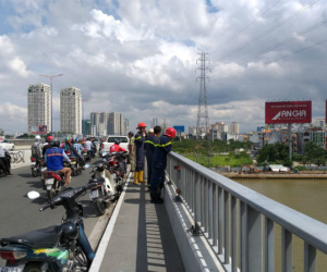 Vừa vớt được thi thể nam thanh niên lên, một người đàn ông khác lại nhảy cầu Sài Gòn tự tử