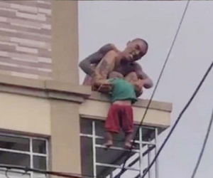 Bé trai 1 tuổi bị ném từ mái nhà xuống: Hung thủ là bố ruột, nguyên nhân do mâu thuẫn vợ chồng
