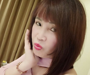 Cô dâu 62 tuổi tiếp tục chu mỏ, khoe nhẫn kim cương chồng tặng, cư dân mạng 'soi' ra là đồ giả