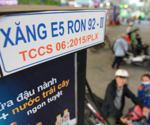 Giá xăng tiếp tục giảm mạnh