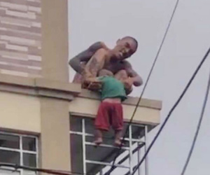 Nam thanh niên ôm cháu bé hơn 1 tuổi thả từ tầng 2 xuống đất, liên tục la hét 'muốn làm người lương thiện'