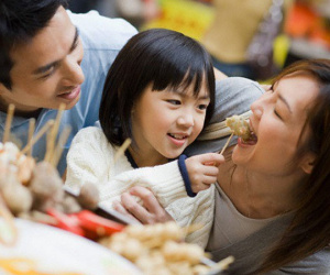 Nhờ con gái 5 tuổi trông em cho mẹ, tôi chết lặng khi nghe những lời con gái nói với cậu em trai