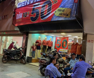 Sale tận đáy, giảm giá 80% giăng vỉa hè: Dân ôm tiền chờ gom hàng
