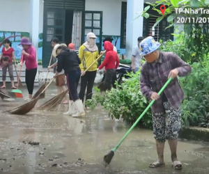Video Giáo viên Nha Trang vệ sinh trường học sau mưa lũ