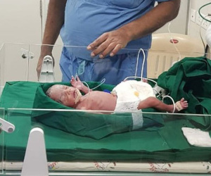 Bé gái châu Á đầu tiên ra đời nhờ cấy ghép tử cung của bà ngoại