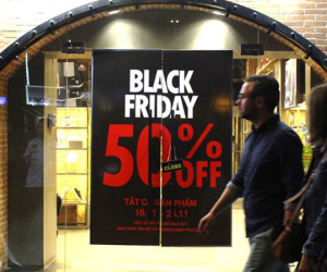 Cửa hàng ở Sài Gòn ùn ùn khuyến mãi từ nửa tháng trước Black Friday