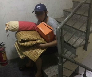 Đăng ảnh bị đuổi ra khỏi nhà giữa đêm lạnh căm căm để lên án vợ, các anh phẫn nộ vì bị các chị xúm vào hưởng hứng, hóa ra nguyên nhân là như thế này..