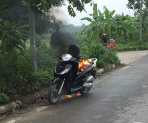 Hà Nội: Xe SH bất ngờ bốc cháy giữa đường vì để pin dự phòng trong cốp
