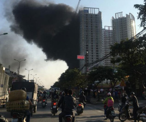 Hà Nội: Cháy lớn ở khu chung cư đang xây dựng, cột khói đen hàng chục mét khiến người đi đường hoảng sợ
