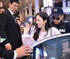 Kim Tae Hee rạng rỡ chào fan Việt khi tới Hà Nội lúc tối muộn
