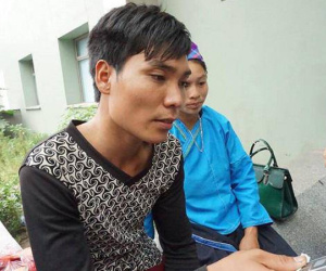 Người chồng đỡ đẻ cho vợ tại nhà: 'Ruột con vẫn lòi ngoài bụng, vợ tôi không dám về nhà'