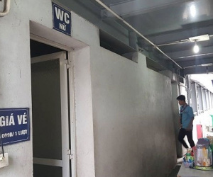 Phá cửa nhà vệ sinh công cộng, nhân viên chứng kiến cảnh đáng sợ