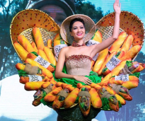 Quốc phục "bánh mì" nuốt chửng H’Hen Niê và những điều khó hiểu đằng sau