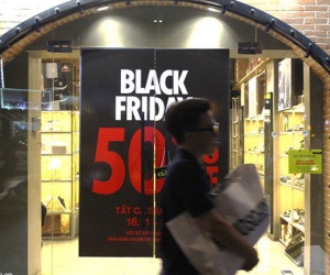 Trắng đêm canh hàng giảm giá Black Friday