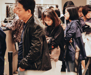 Tránh cảnh 'giành giật', người dân Hà Nội và Sài Gòn đã đổ xô săn hàng giảm giá trước ngày Black Friday