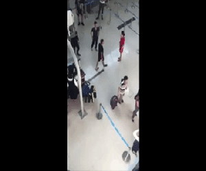 Clip sốc: Nữ nhân viên sân bay bị nhóm thanh niên tát vào mặt, đạp ngã xuống đất trước sự chứng kiến của nhiều người