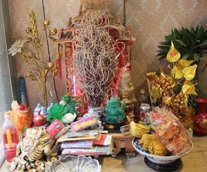Đặt bàn thờ Thần Tài kiểu này thảo nào lộc đâu không thấy, toàn thấy tiền đội nón ra đi