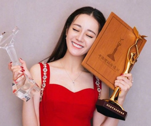 Giữa bão scandal D&G, Địch Lệ Nhiệt Ba bất ngờ xóa bài viết khoe đoạt giải Thị Hậu Kim Ưng vì lý do liên quan