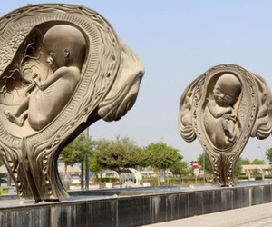 Qatar: 14 bức tượng khắc họa quá trình từ phôi thai đến trẻ sơ sinh trưng bày nơi công cộng gây tranh cãi