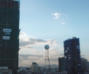 Video Nhà cao tầng vây quanh trạm radar thời tiết ở Nha Trang