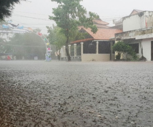 Bão số 9 suy yếu nhưng vẫn hoành hành Sài Gòn gây giông lốc, người miền Tây mòn mỏi trú bão chưa dám về nhà