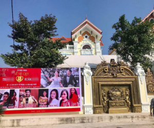 Đám cưới có cả banner liệt kê ca sĩ hát khiến người đi đường cứ ngỡ là show âm nhạc