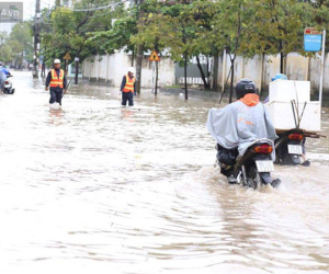 Nha Trang ngập sâu trong biển nước, sạt lở kinh hoàng trong cơn bão số 9
