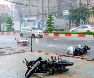 Những hình ảnh tàn phá của bão số 9: Xe máy nằm ngổn ngang, đường ray treo lơ lửng