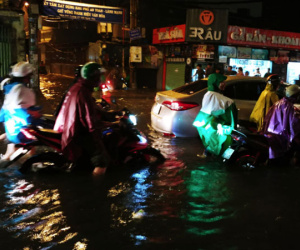 Ác mộng sau bão số 9: Tới khuya vẫn mưa, đường phố Sài Gòn thành sông, ô tô xe máy chìm trong biển nước