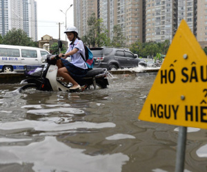 Chạy xe máy thế nào trên đường đô thị ngập nước?