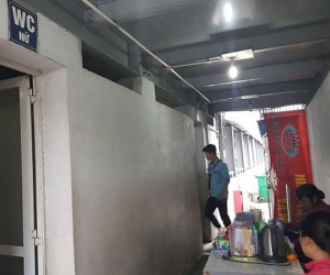 Chuyện nhói lòng phía sau bọc tiền bỏ quên ở nhà vệ sinh công cộng