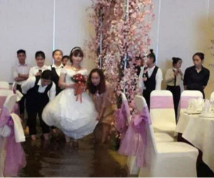 Đám cưới ngày bão: Hội trường thành bể bơi, cô dâu xách váy đến đầu gối còn quan khách vừa ăn cỗ vừa ngâm chân