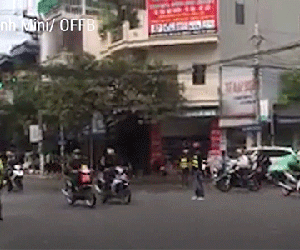 Đoàn xe phượt tự ý ngăn đường để 'diễu hành' qua ngã tư