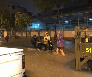 Hàng loạt xe chết máy giữa cơn mưa như trút nước ở Sài Gòn, CSGT phải dùng xe chuyên dụng cứu hộ